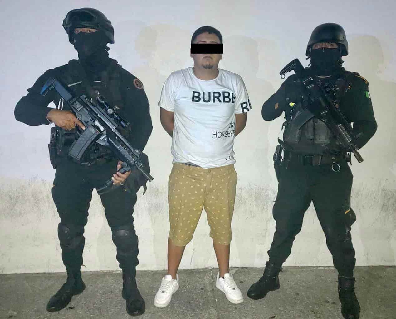 Un joven, al parecer narcomenudista, quien portaba un arma de fuego y varias dosis de droga, fue detenido por elementos de Fuerza Civil en la Colonia Carmen Serdán, al norte del municipio de Monterrey.