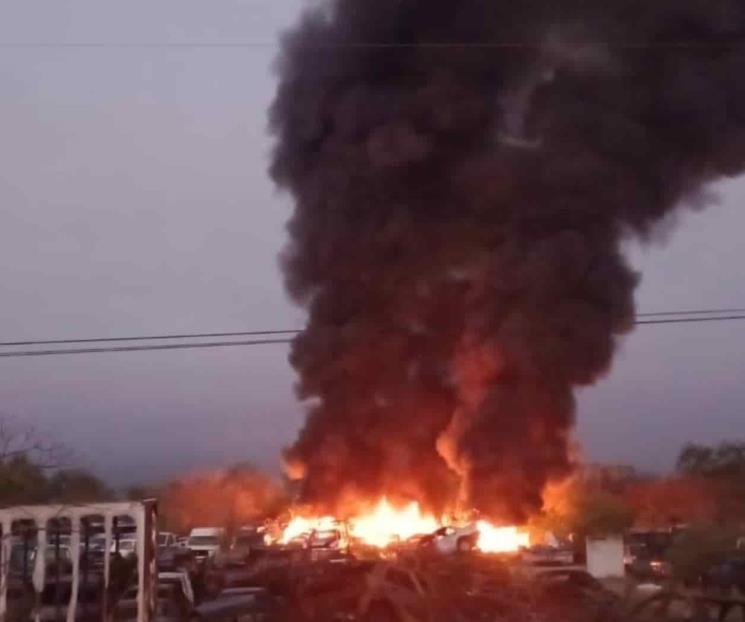 Incendio en corralón consume 25 coches en Salinas Victoria