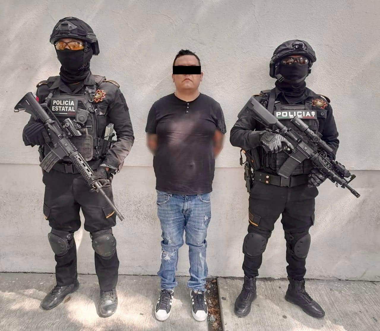 El supuesto líder de un grupo de la delincuencia organizada, fue detenido ayer por elementos de Fuerza Civil en calles de la Colonia Puerta del Sol, en Ciudad Guadalupe, donde ya era buscado por la policía tras ser denunciado.