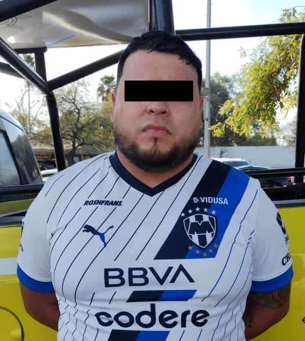 El presunto responsable de 13 asaltos a una cadena de farmacias, fue detenido por oficiales de la Secretaría de Seguridad y Protección a la Ciudadanía de Monterrey, luego de interceptarlo en su vehículo tirando basura, en la Colonia Fierro.