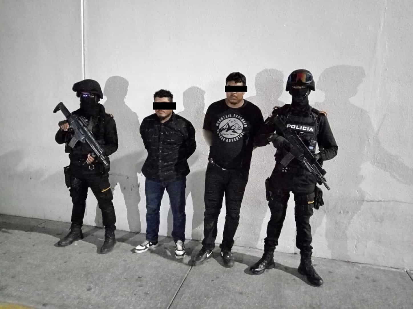 Elementos de Fuerza Civil arrestaron a dos hombres armados y con droga en calles de la Colonia Plutarco Elías Calles, la madrugada de ayer en el municipio de Monterrey.