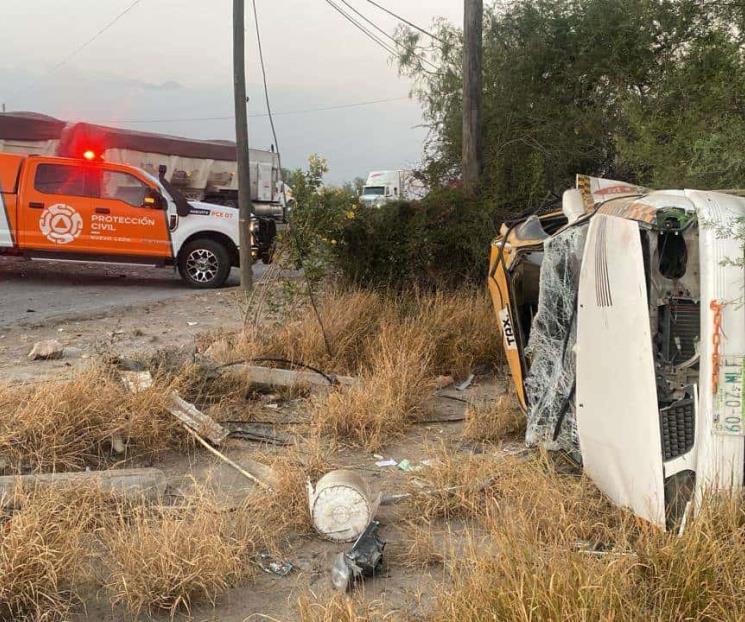 Vuelca taxi en García