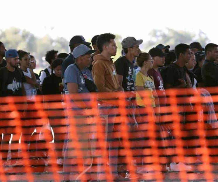 Declara Texas emergencia por ola de migrantes
