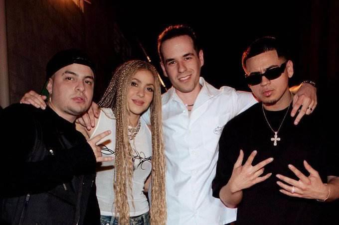 Shakira dedica tema El Jefe a padre de Piqué