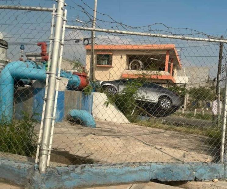 Se impacta conductora contra bomba de agua en Escobedo
