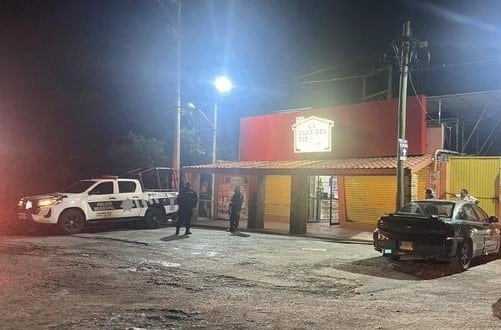 El empleado de una tienda resultó lesionado luego de ser asaltado anoche en el municipio de Linares, al sur de Nuevo León.