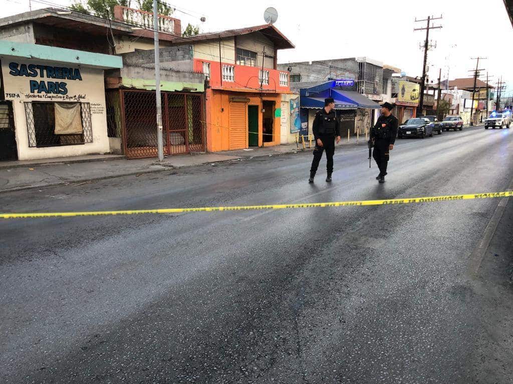 Cuando se hallaba en el interior de un antro de vicio, un hombre fue ejecutado a balazos por un solitario delincuente que se dio a la fuga, al norte de Monterrey.