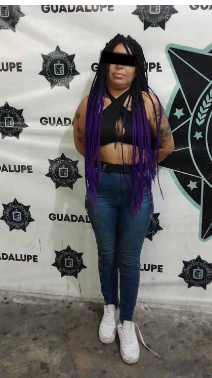 Tras una persecución de Guadalupe a Monterrey, en la que habrían disparado contra elementos de la policía, una mujer fue detenida en la Colonia Topo Chico, en tanto su acompañante logró darse a la fuga.