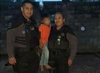 Rescatan policías de Santiago a menor que deambulaba solo