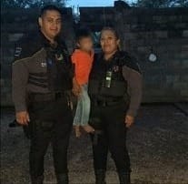 Un niño de 4 años de edad que caminaba por la calle Santa Clara, en la Colonia El Barrial, fue rescatado por elementos de la Secretaría de Seguridad Pública y Vialidad de Santiago y entregado a sus familiares.