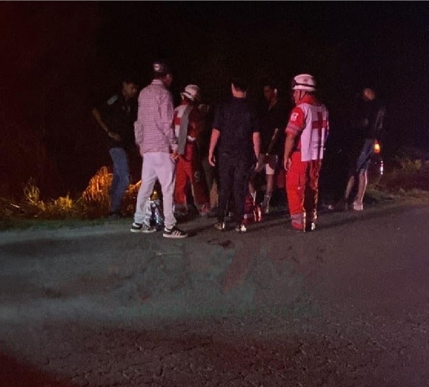 Cuatro jóvenes terminaron con lesiones de consideración al estrellar el automóvil en que viajaban contra un poste, en el municipio de Montemorelos.