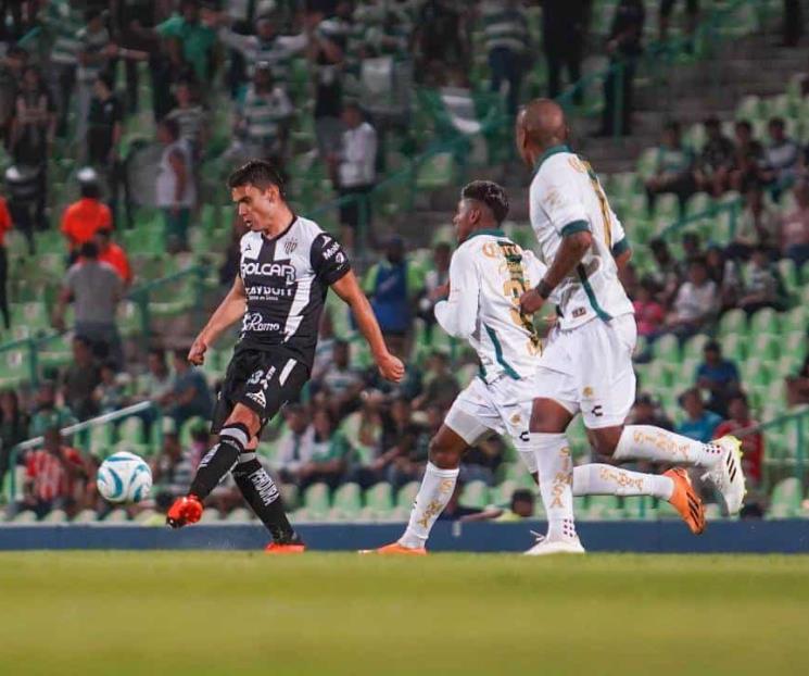 Suma Necaxa primer triunfo con goleada de 5-2 a Santos