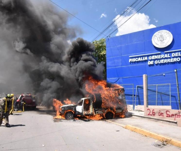 Normalistas vandalizan la sede de fiscalía de Guerrero