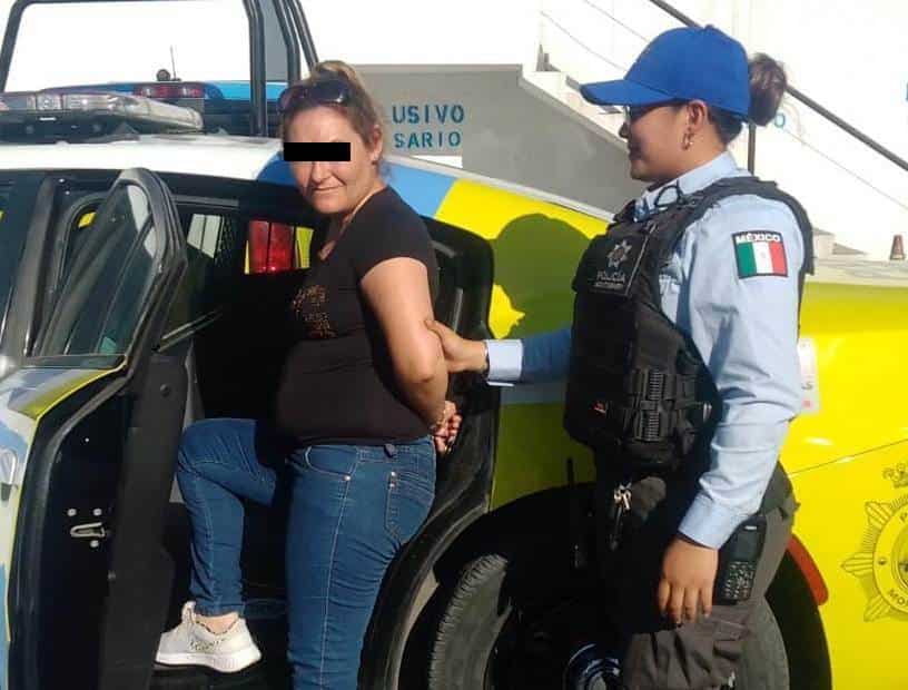 Una mujer fue detenida por oficiales de la Policía de Monterrey, luego de ser vista manejando un automóvil con reporte de robo, siendo captado a través de las cámaras de monitoreo del C4i4.