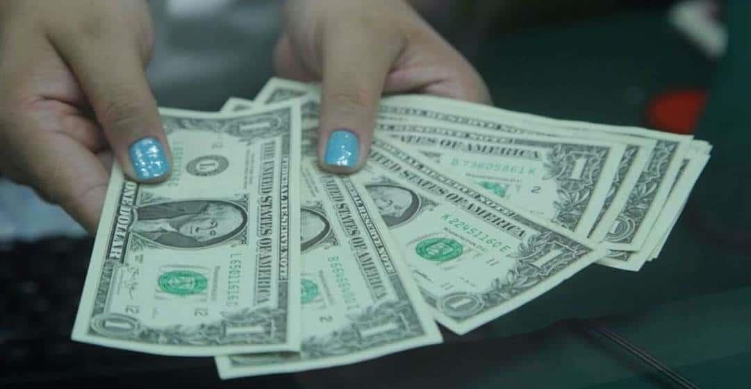 Precio de dólar abre semana fuerte en 17.35 pesos al mayoreo