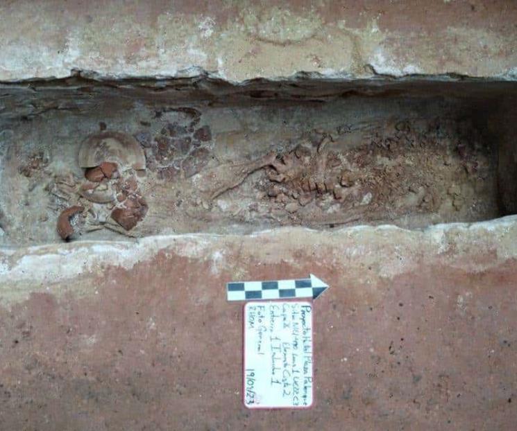 Hallan INAH entierro humano adornado con vasijas en Palenque