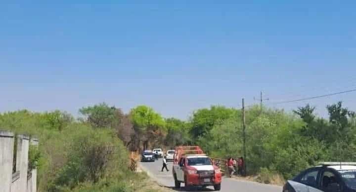 Una joven falleció y su acompañante resultó lesionado cuando la motocicleta en que viajaban cayó a un arroyo, en el municipio de Benito Juárez.