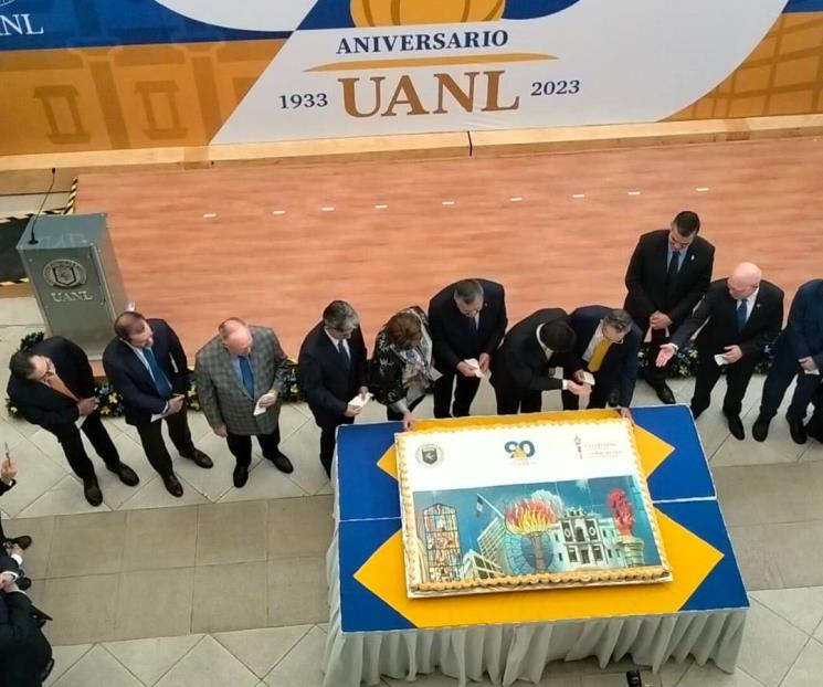 Celebran los 90 años de la UANL con Las Mañanitas