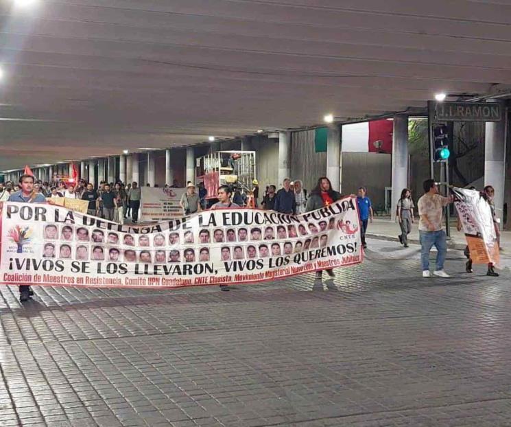 Demandan justicia por los 43 de Ayotzinapa en Monterrey