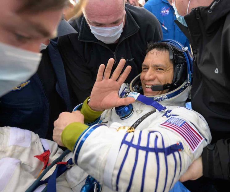 Astronautas regresan a la Tierra tras misión de 371 días