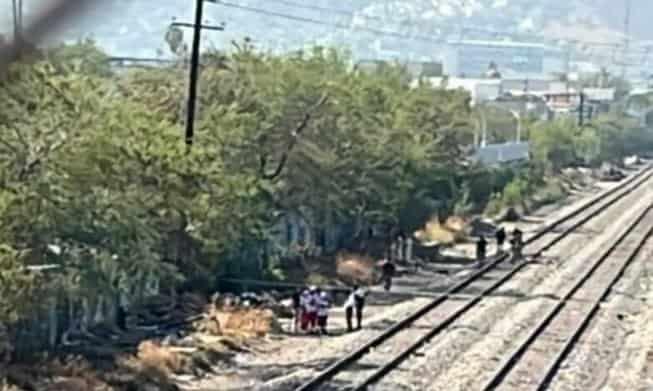 Localizan a pareja sin vida en vías del tren de Monterrey