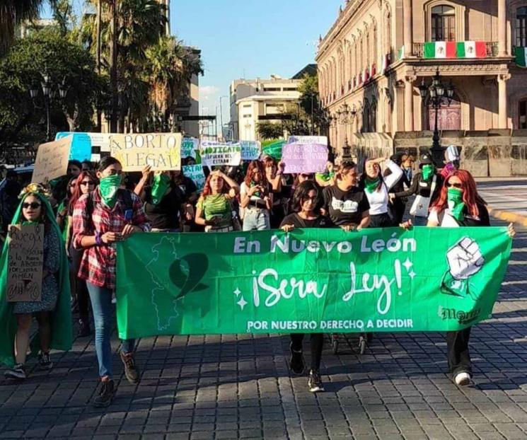 Marchan feministas a favor del aborto en Monterrey
