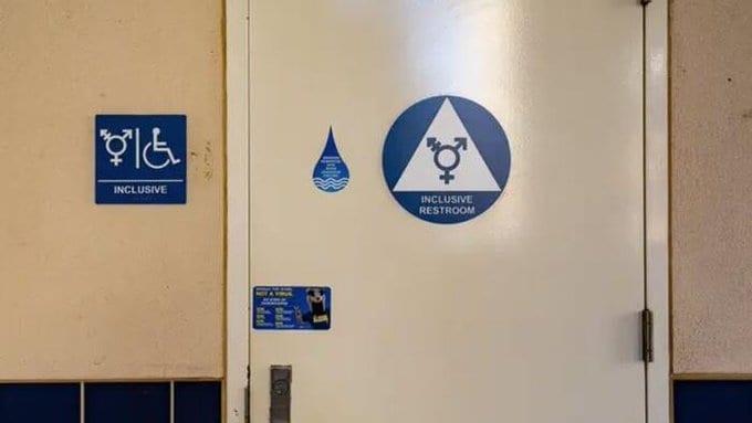Escuelas en California deberán tener baños neutros en 2026