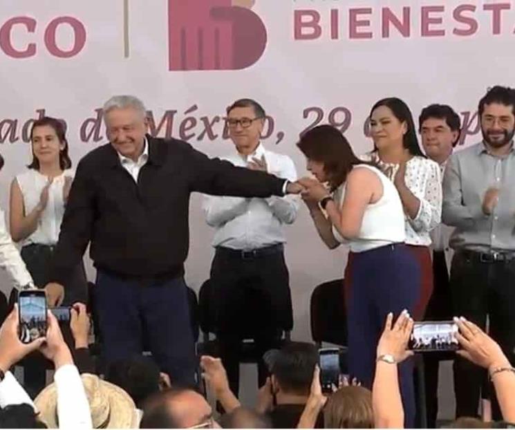 Alcaldesa besa la mano de AMLO durante gira