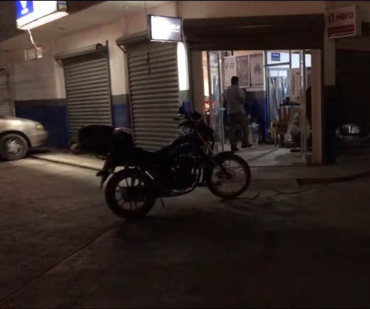 Se estrella auto contra taller de motos en Montemorelos
