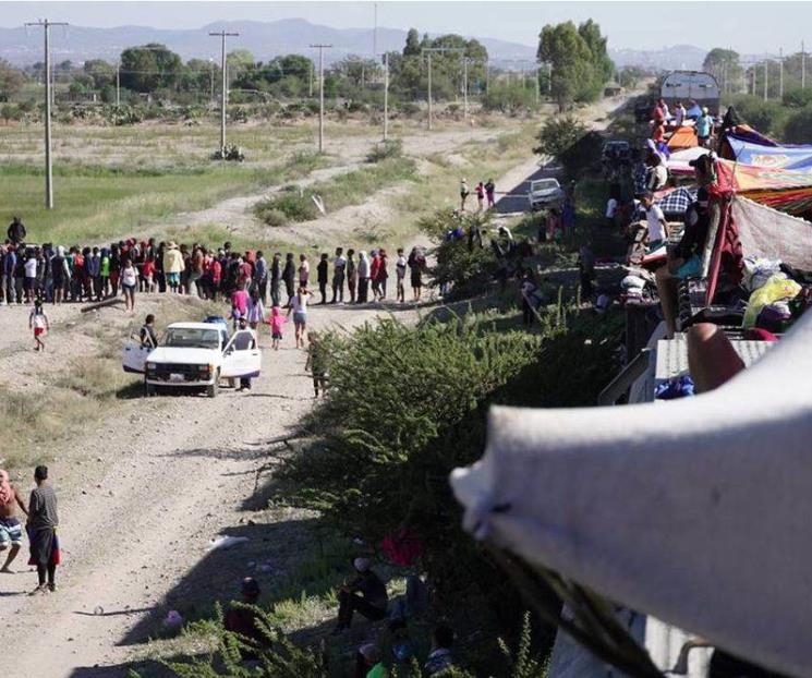 Mil 500 migrantes que viajaban en tren quedan varados