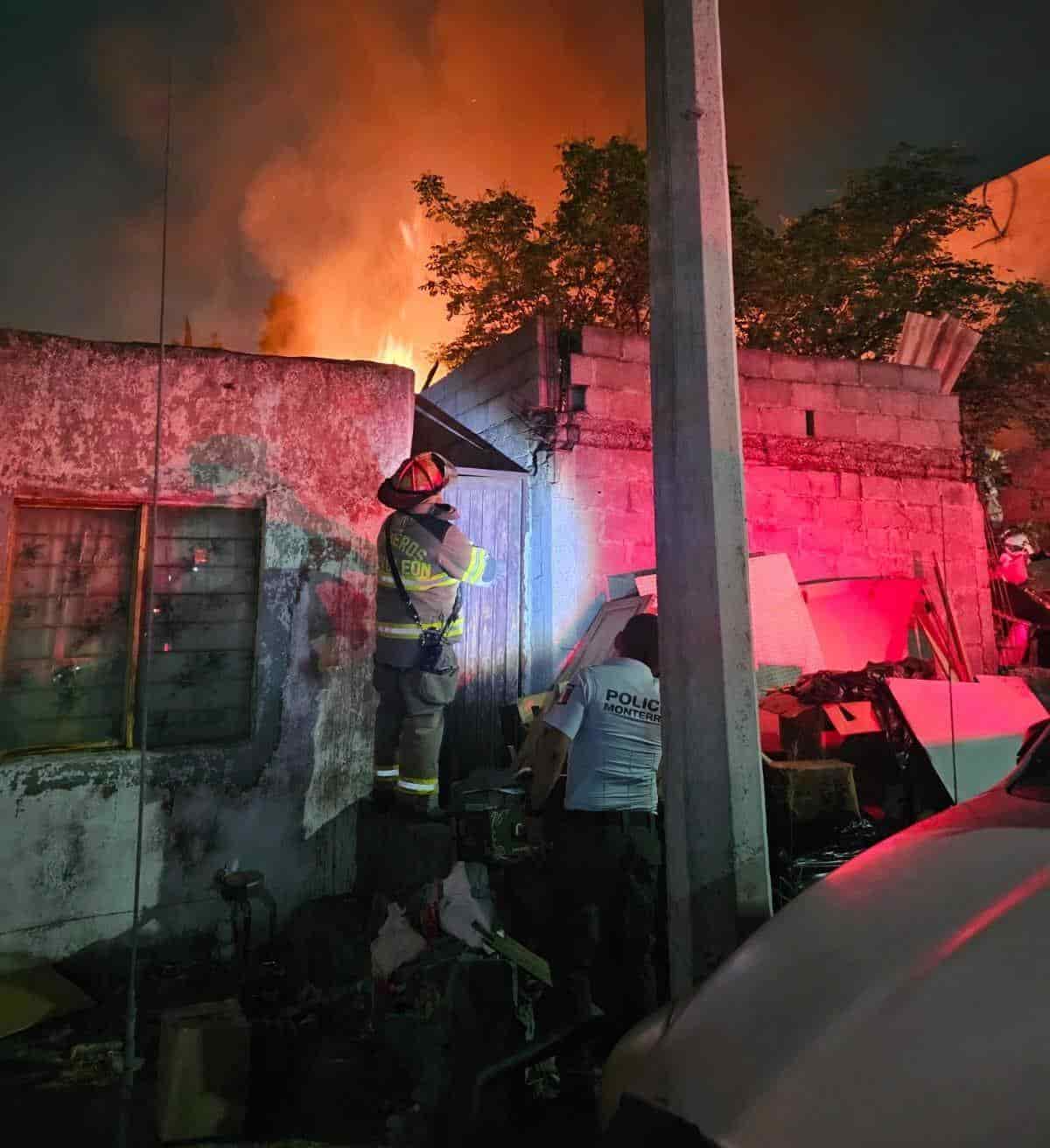 El incendio de un domicilio en la Colonia Coyoacán donde se acumulaba una gran cantidad de desechos, movilizó ayer por la mañana a elementos de Protección Civil de Monterrey y Bomberos de Nuevo León.