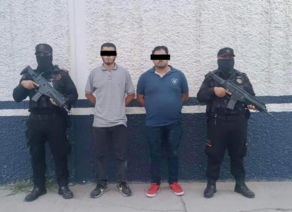Dos hombres que trasladaban a 83 personas migrantes hacia la frontera de manera ilegal, fueron detenidos por elementos de Fuerza Civil, la madrugada de ayer en Apodaca.