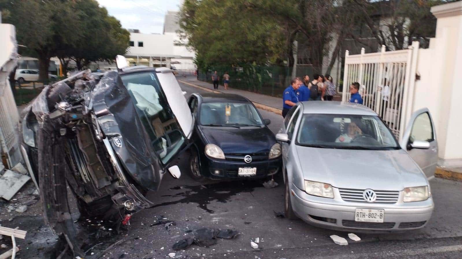 Luego de perder el control del volante el conductor de una camioneta chocó con dos vehículos y terminar volcado, al poniente de Monterrey.