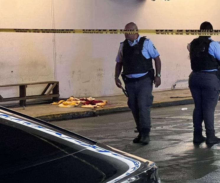 Muere hombre que fue baleado afuera de farmacia en Monterrey