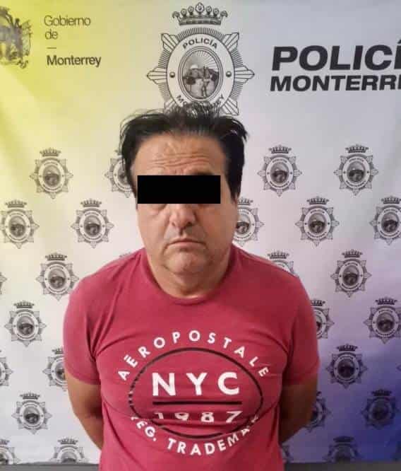 Al intentar correr luego de ver a elementos de la Policía de Monterrey en calles de la Colonia Del Norte, un hombre fue detenido por los oficiales, ya que contaba con una orden de aprehensión vigente por abuso sexual y corrupción de menores.
