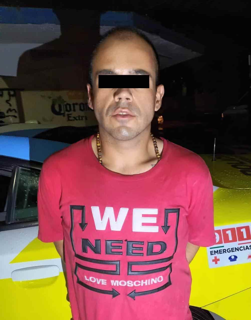 En el momento que presuntamente abría el cofre de un vehículo para  robarse la batería, un hombre fue detenido por oficiales de Policía de Monterrey, la madrugada de ayer en la colonia Buenos Aires.