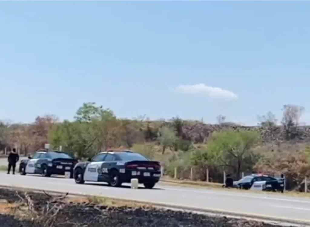 Una intensa movilización policiaca se registró en el municipio de Juárez, al ser ubicado un hombre sin vida en un costado del Anillo Periférico que cruza por esta localidad.