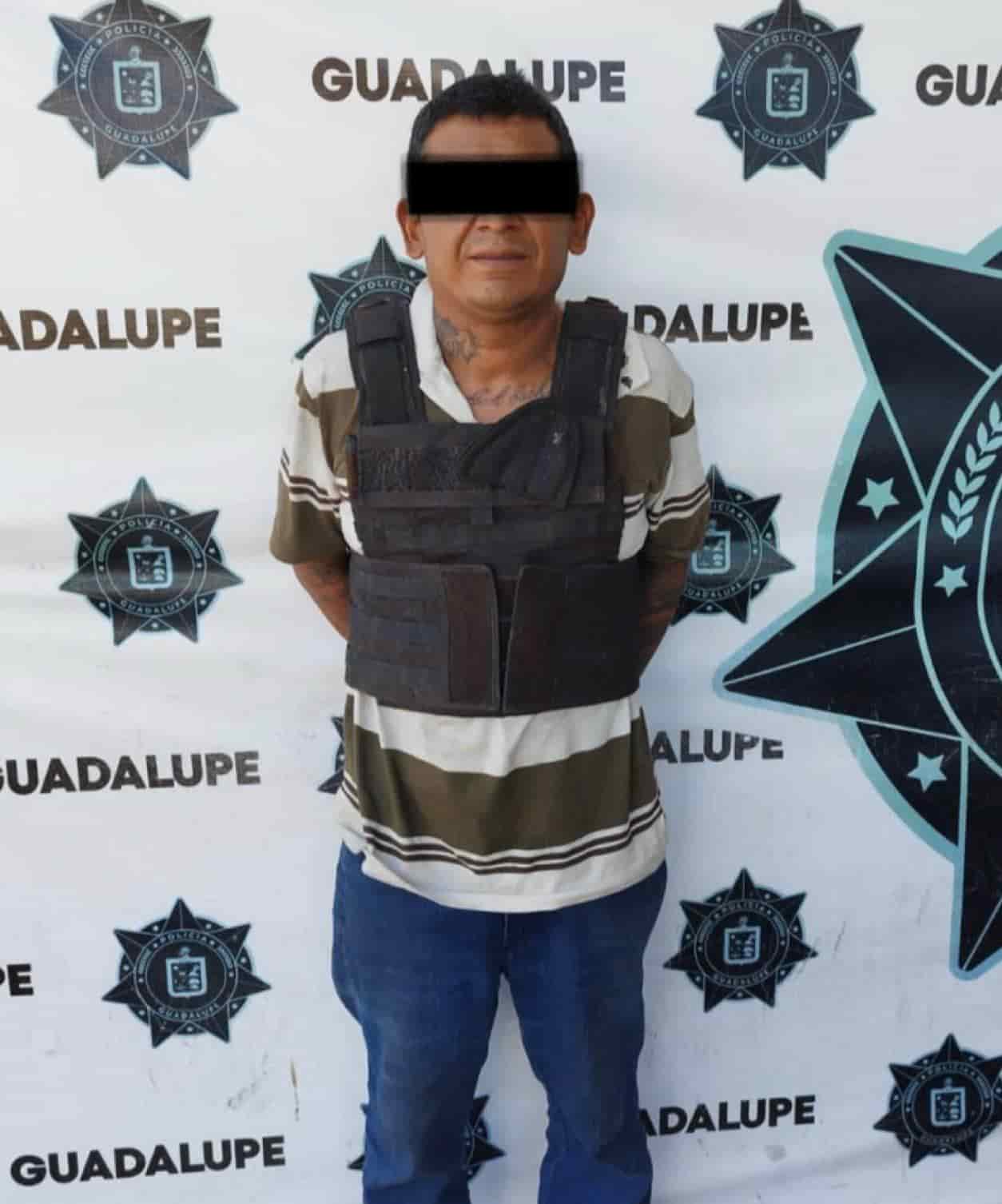 Un grupo de cuatro hombres armados, plenamente identificados como los responsables de al menos 10 robos con violencia a transeúntes y negocios, fueron arrestados por elementos de la Unidad de Investigación Criminal de la Policía de Guadalupe.