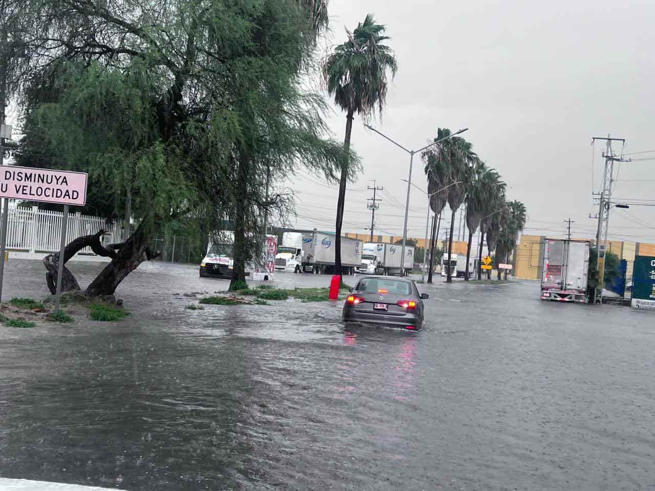 Las fuertes lluvias que dejaron sentir en la zona metropolitana, provocaron la movilización de los puestos de socorro, al reportarse varios incidentes viales y el cierre de varios pasos a desnivel al quedar automóviles atrapados