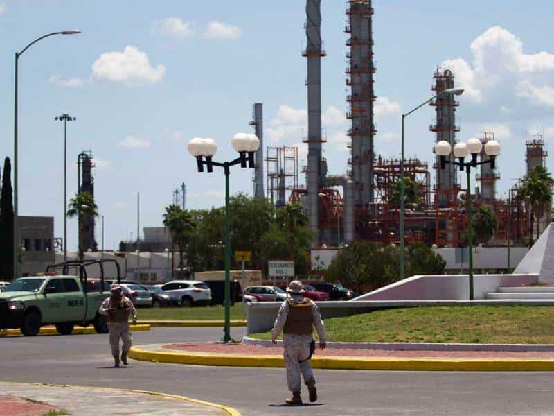 Una intensa movilización de los puestos de socorro se registró en el interior de la Refinería de Cadereyta, al reportarse una fuga de gas en una de las esferas que almacenan el producto.