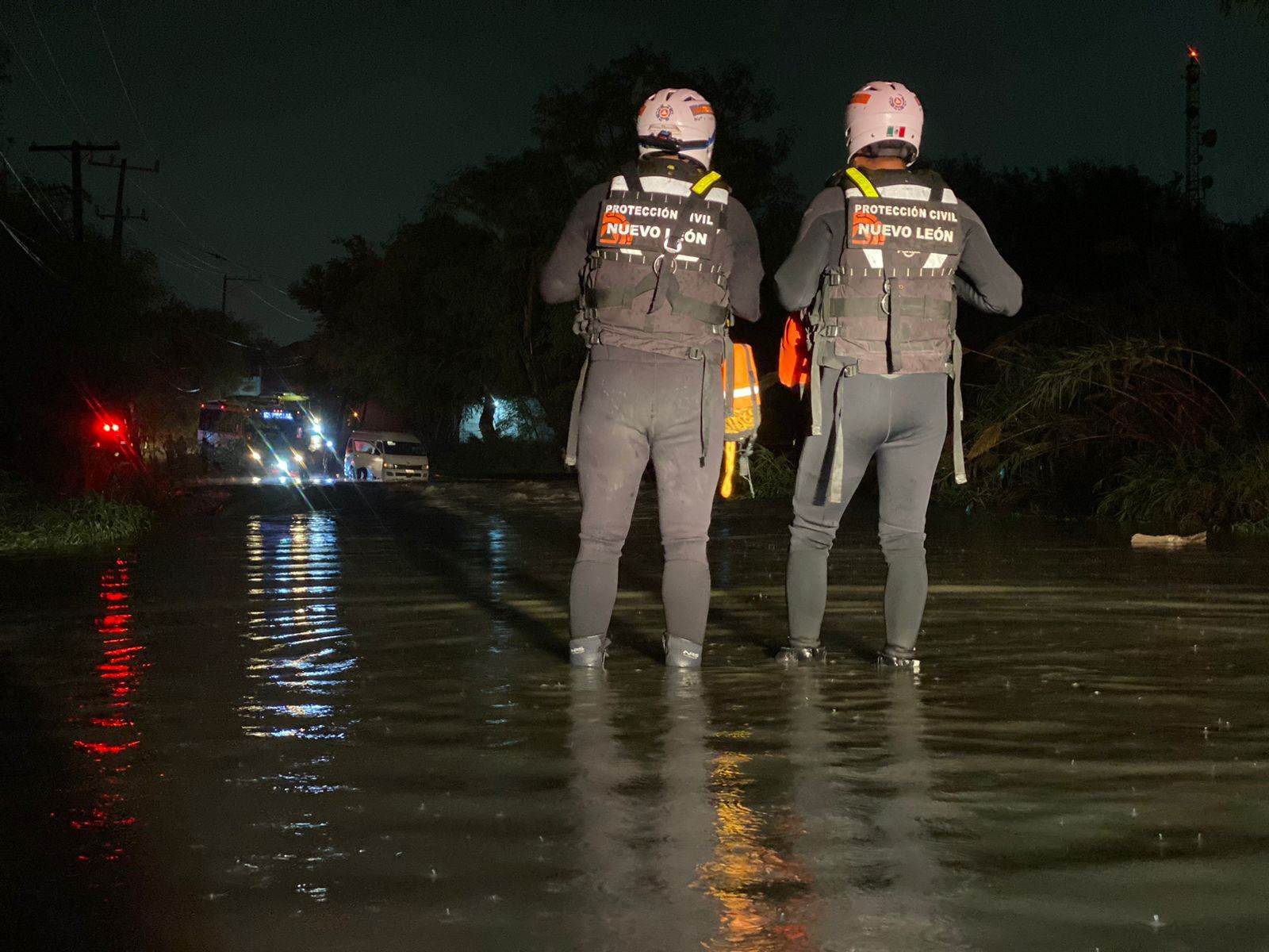 Una mujer se salvó de morir arrastrada por la corriente de agua tras las torrenciales lluvias que se dejaron sentir la tarde del jueves, en el área metropolitana.