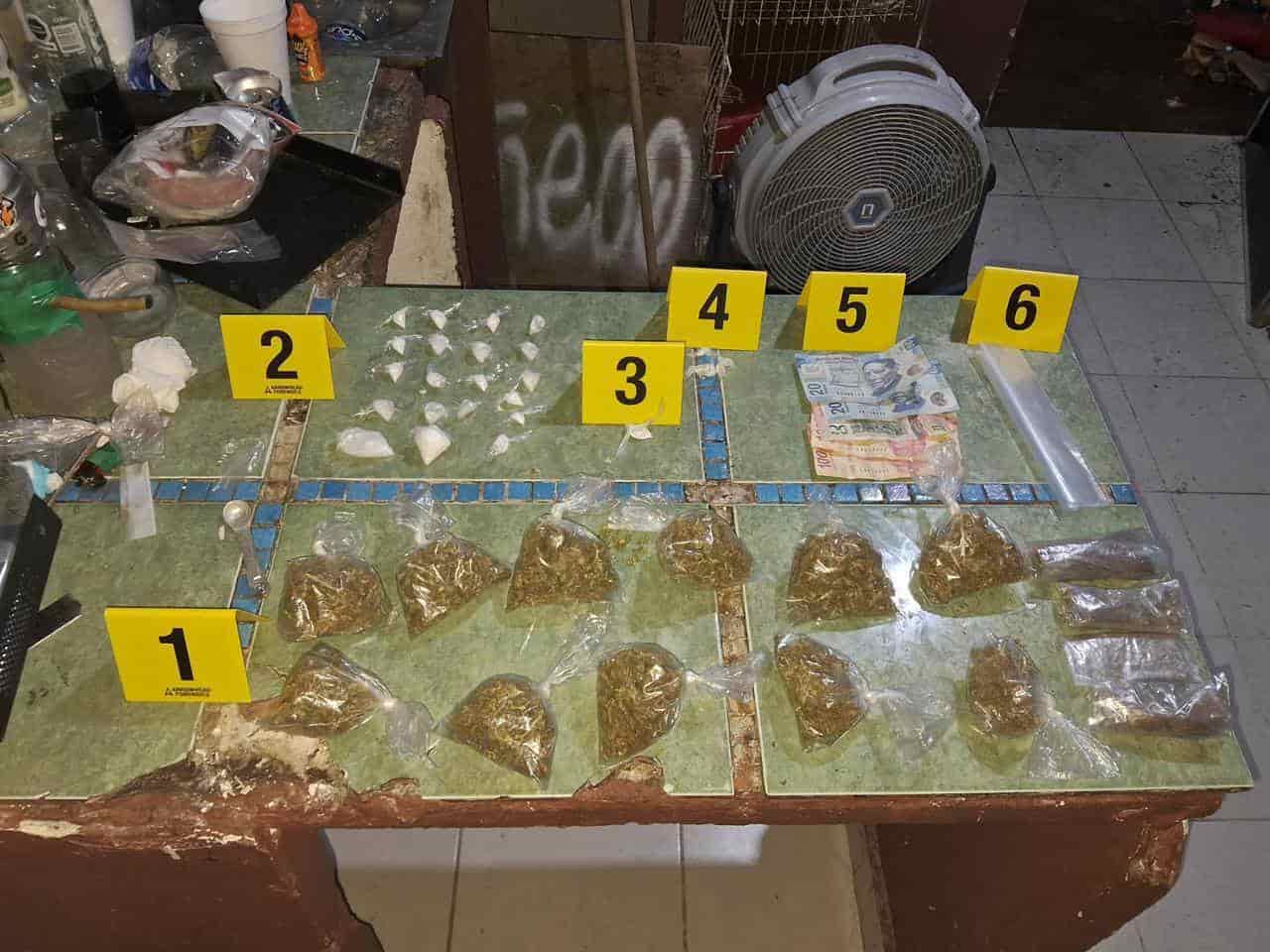 Tres hombres y una mujer fueron arrestados por elementos de la Agencia Estatal de Investigaciones luego de un cateoa un domicilio en el municipio de Juárez, donde además se aseguró droga.