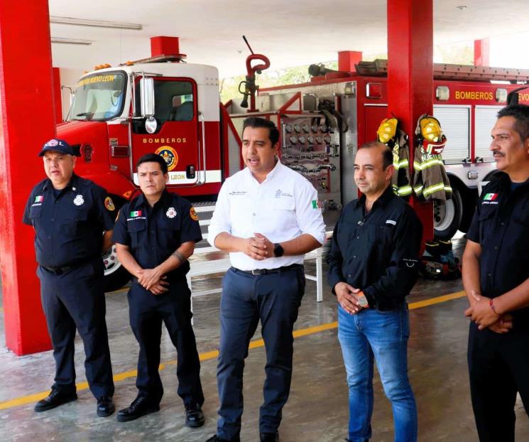 Entrega Nava apoyos a cuerpo de bomberos
