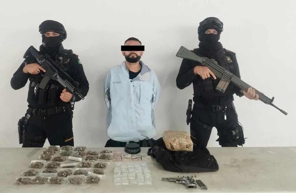 Elementos de Fuerza Civil arrestaron a un presunto narcomenudista, armado y con droga, quien al ver a los efectivos intentó darse a la fuga, ayer en el municipio de El Carmen.