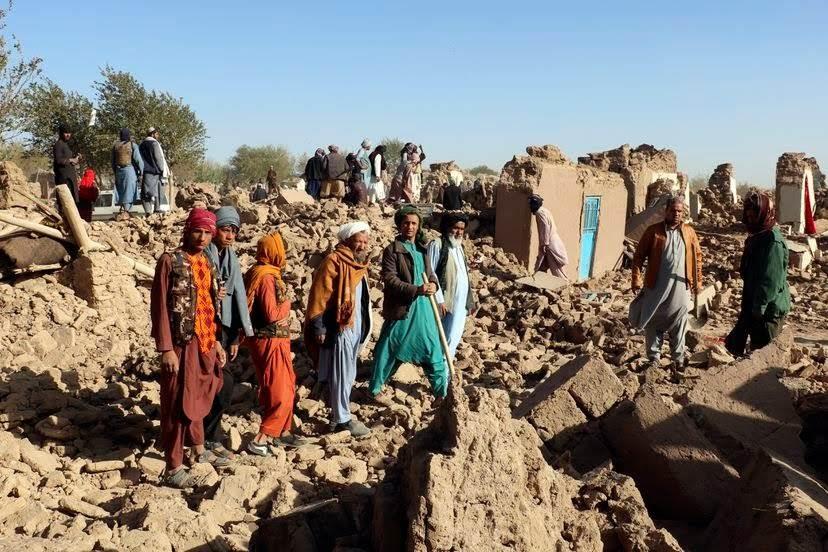 Terremoto en Afganistán deja más de 2 mil 400 muertos