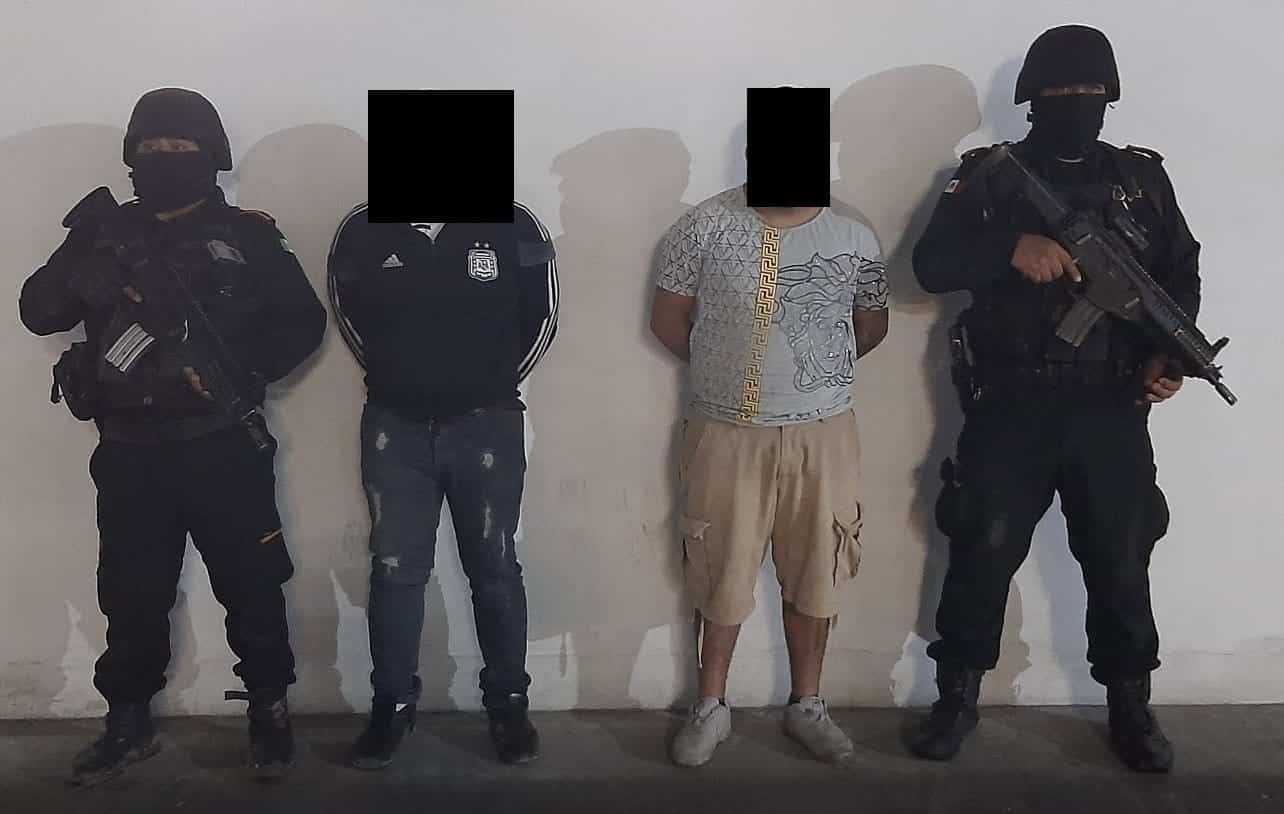 Tras una persecución, dos hombres con un arma de fuego y drogas, fueron arrestados por elementos de Fuerza Civil en calles de la Colonia Buena Vista, en el municipio de El Carmen.