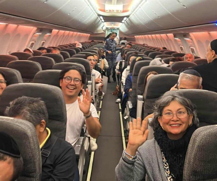 Salen 135 mexicanos de Israel en avión humanitario