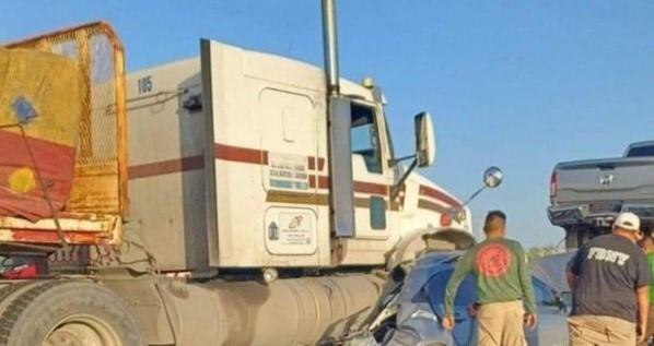 Aplasta tráiler a vehículo en la Autopista a Laredo