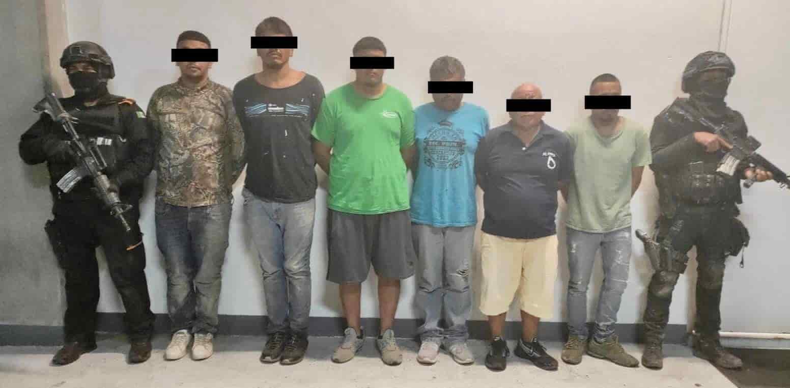 En dos operativos simultáneos, Fuerza Civil logró la detención de ocho hombres en los municipios de Anáhuac y Lampazos de Naranjo que realizaban actividades de "halconeo" para un grupo delictivo y a los que se les aseguró ponchallantas y droga.