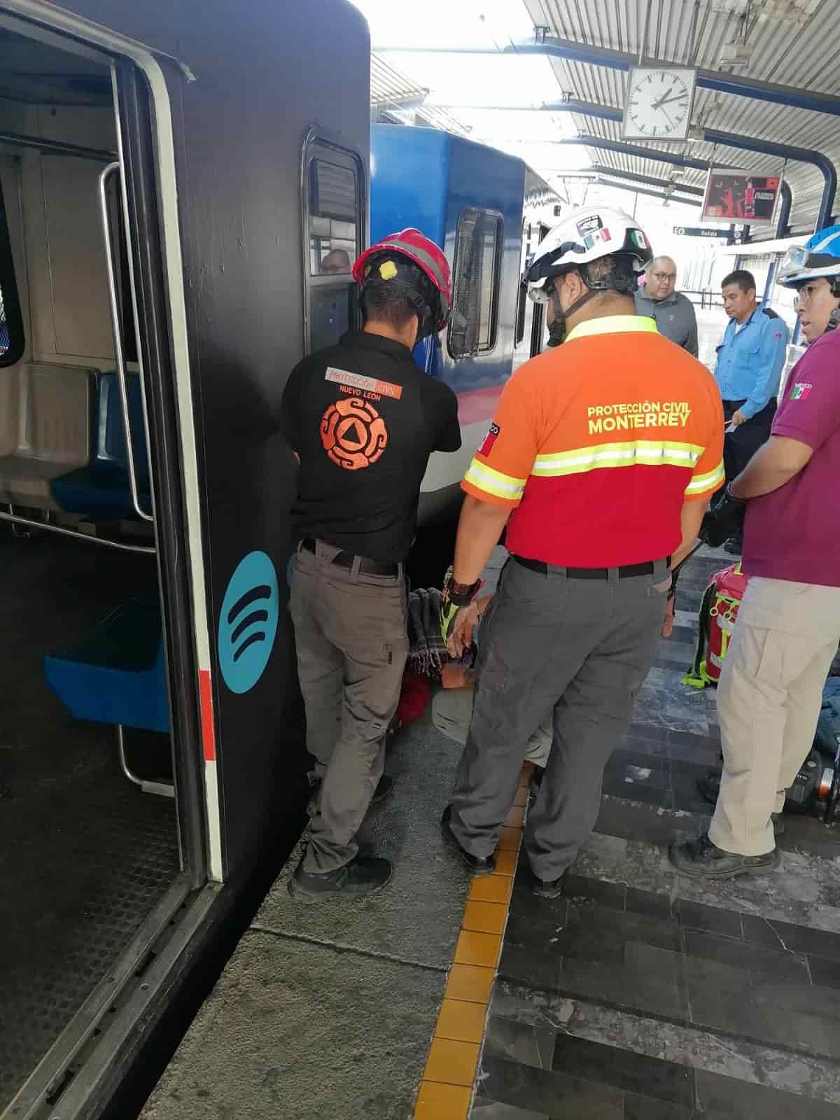 Un hombre con una discapacidad visual, falleció ayer al quedar prensado entre uno de los vagones y la orilla del andén en la Estación San Bernabé de Metrorrey, al norte de la ciudad.